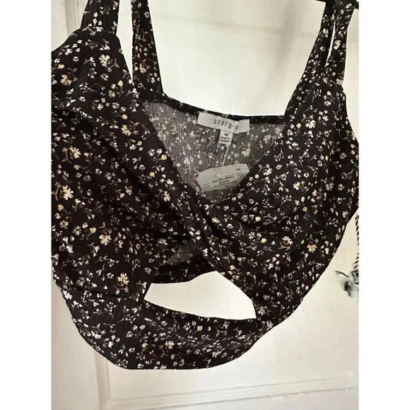 Story on Women’s size Medium Floral Tanktop - Picture 4 of 7
